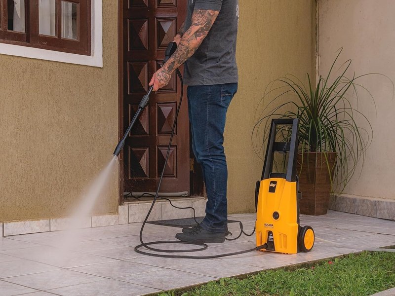 homem lavando uma calçada